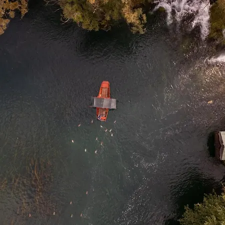 بيت للعطل Waterfall Glamping *